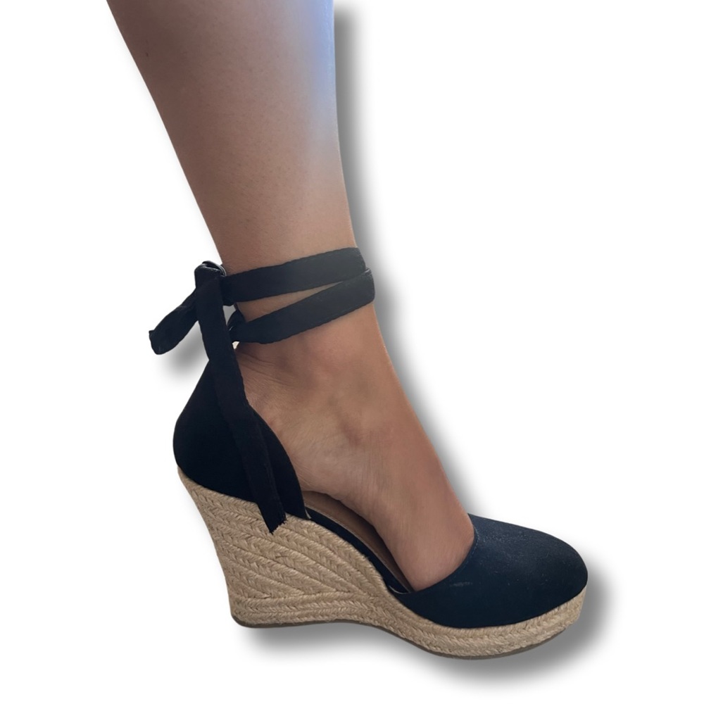 Size 7 / Lace Up Black Wedges
